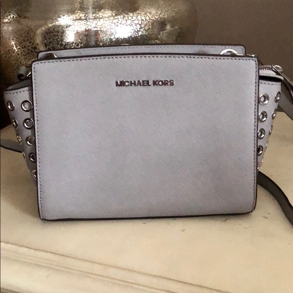 Michael Kors Handbags - Michael Kors pearl grey Selma grommet messenger